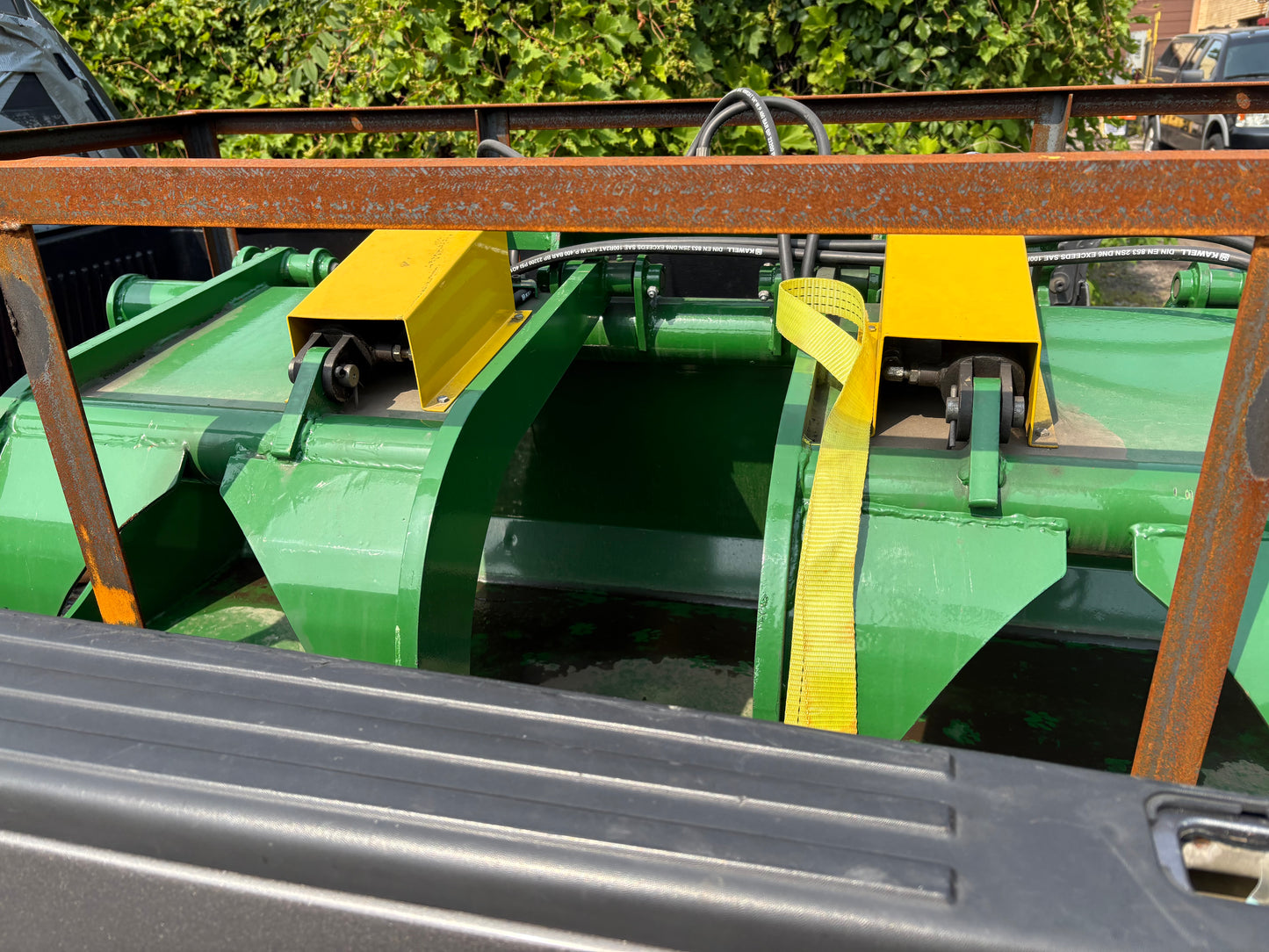 Skid steer grapple bucket