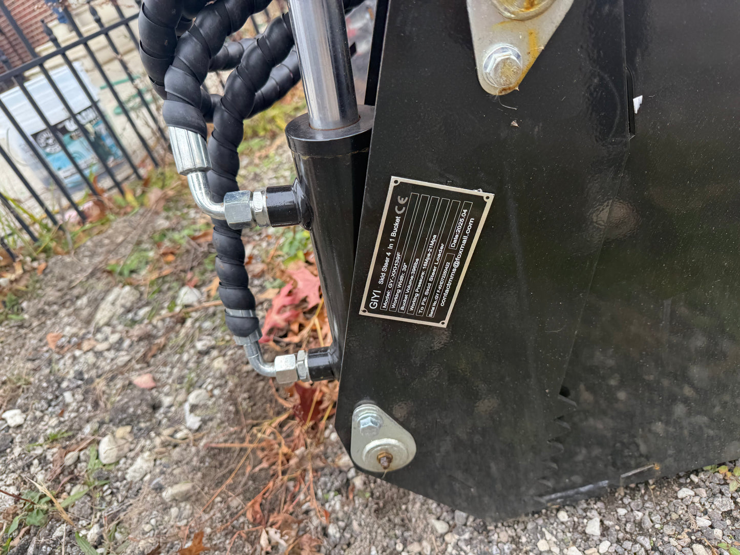 Mini skid steer 4 in 1 bucket